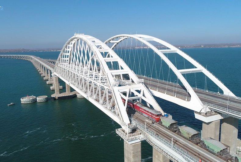 Крымский мост частично обрушился / фото most.life