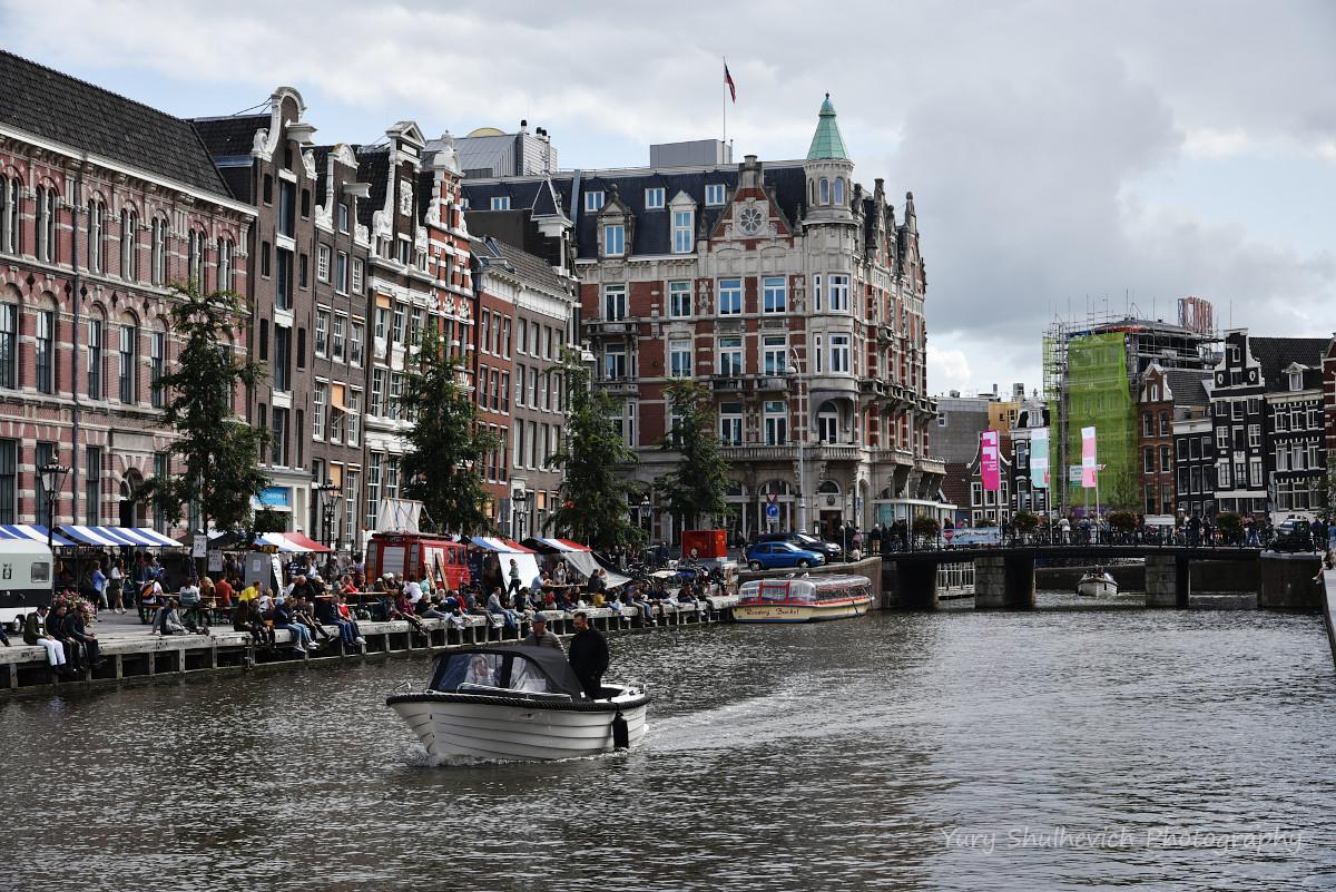 Амстердам дуже популярний серед туристів / фото Yury Shulhevich