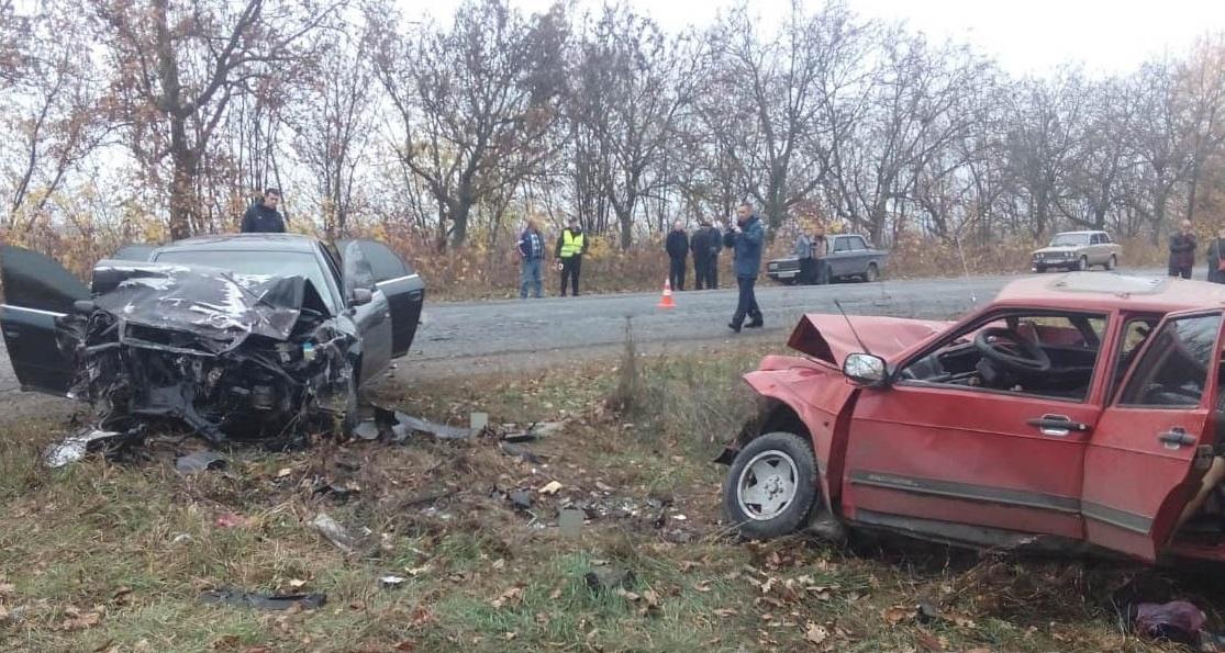 Обидві автівки внаслідок зіткнення сильно розтрощило / фото: vn.npu.gov.ua Обидві автівки внаслідок зіткнення сильно розтрощило / фото: vn.npu.gov.ua