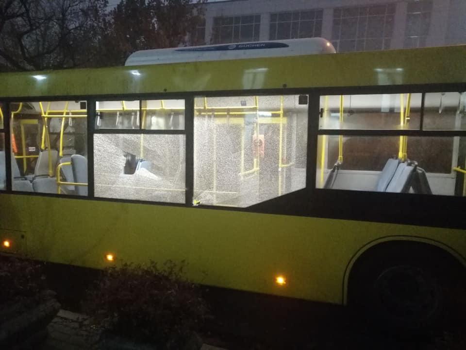 У трьох автобусах було розбито вікна / фото facebook.com/UA.KyivPolice У трьох автобусах було розбито вікна / фото facebook.com/UA.KyivPolice