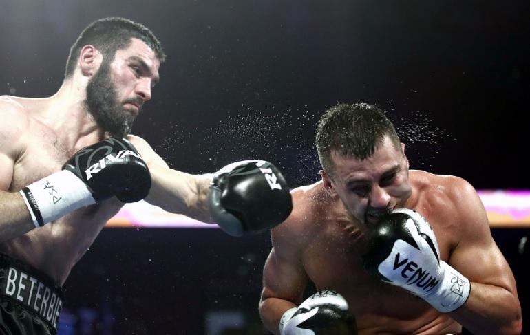 Олександр Гвоздик програв Артуру Бетербієву в десятому раунді / фото: Top Rank Олександр Гвоздик програв Артуру Бетербієву в десятому раунді / фото: Top Rank