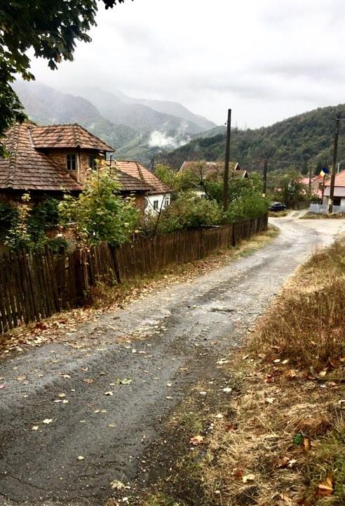 Типичный деревенский пейзаж румынских Карпат / Фото Дарья Мацкевич