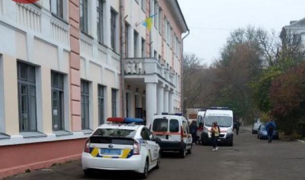 Інцидент стався на Куренівці в школі №8 / Фото: Telegram-канал "Київ оперативний" Інцидент стався на Куренівці в школі №8 / Фото: Telegram-канал "Київ оперативний"