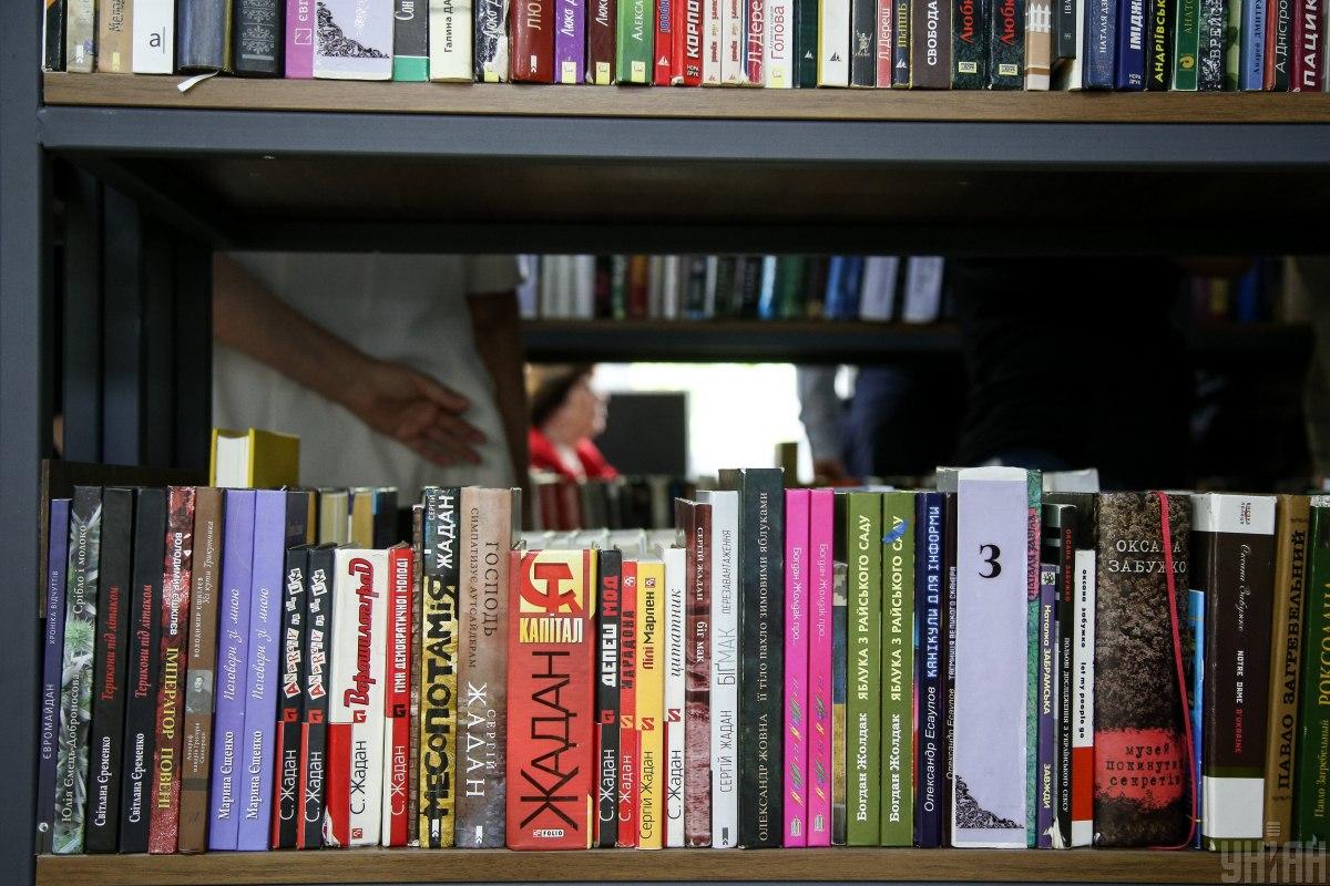 The occupiers began an inventory of library, school and other book collections / photo from UNIAN