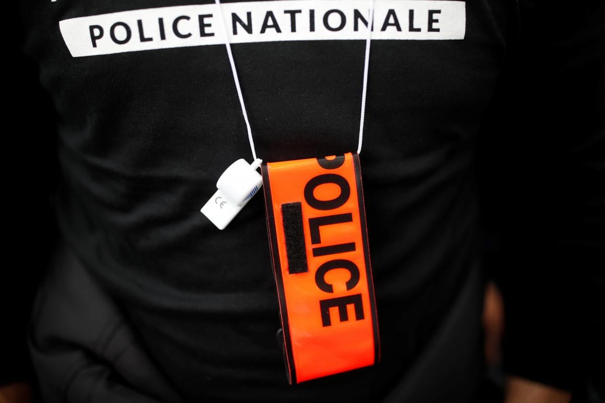 Мужчина с ножами набросился на полицейских во Франции / REUTERS