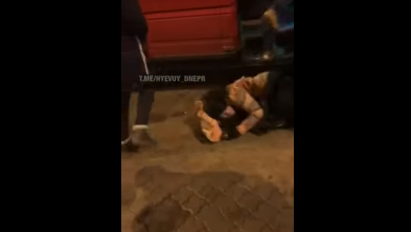 Очевидцы происходящего предлагали заплатить за женщину, но водитель отказался / скриншот