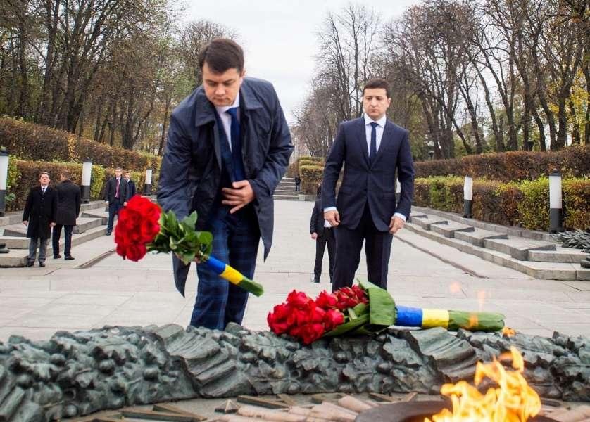 Володимир Зеленський та Дмитро Разумков поклали квіти до могили невідомого солдата / фото rada.gov.ua Володимир Зеленський та Дмитро Разумков поклали квіти до могили невідомого солдата / фото rada.gov.ua