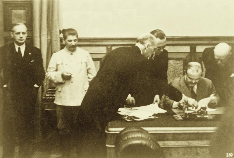 Раніше московський книжковий магазин відмовився продавати історичний журнал із Гітлером і Сталіним у фаті / iwm.org.uk Раніше московський книжковий магазин відмовився продавати історичний журнал із Гітлером і Сталіним у фаті / iwm.org.uk