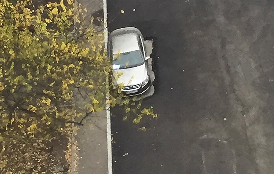 Автомобиль был припаркован на улице Героев Труда, 4 / twitter.h_saltovka