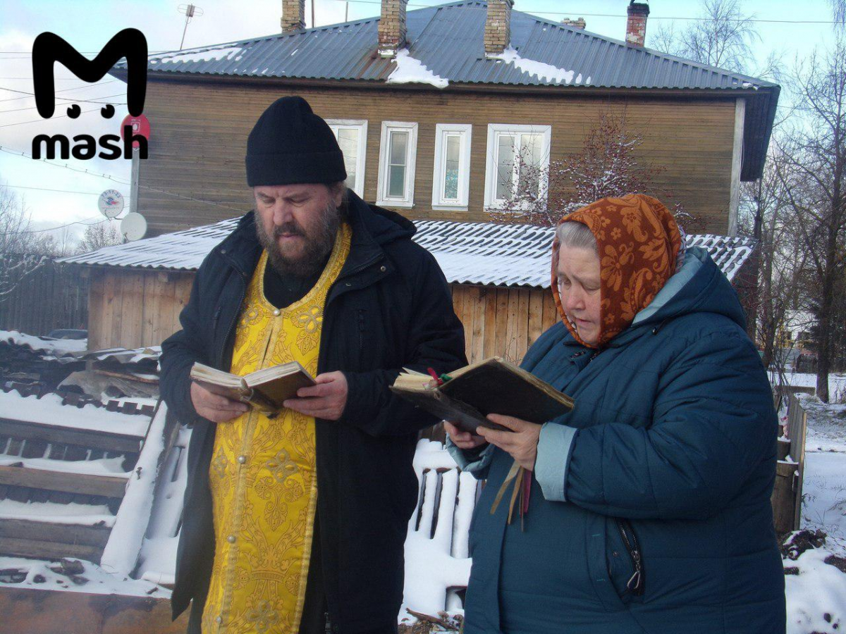 Зупинити бурхливий фонтан у російському місті кличуть священика / фото Mash