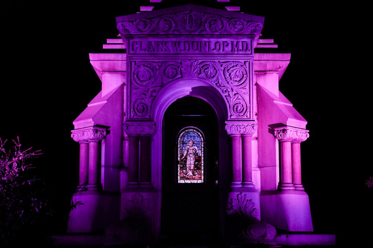 На Хэллоуин кладбища становятся особо популярны у туристов / Фото REUTERS