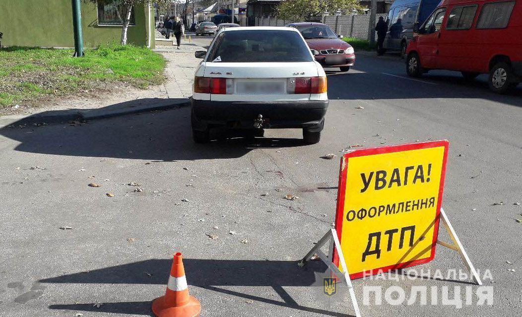 Водій збив жінку, коли здавав заднім ходом / фото pl.npu.gov.ua Водій збив жінку, коли здавав заднім ходом / фото pl.npu.gov.ua