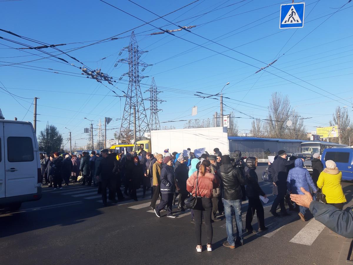 Люди безпрерывно ходят по пешеходному переходу / фото Facebook Денис Селин Люди безпрерывно ходят по пешеходному переходу / фото Facebook Денис Селин