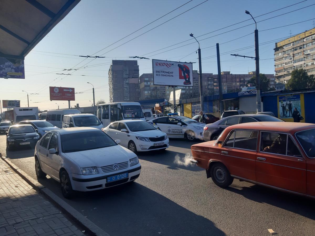 На Донецком на шоссе образовался большой затор / фото Facebook Денис Селин На Донецком на шоссе образовался большой затор / фото Facebook Денис Селин