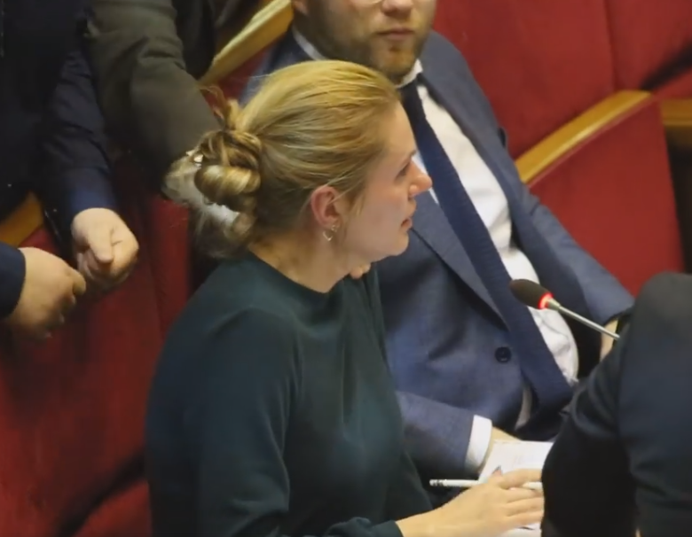 Скороход бросились утешать другие нардепы / Скриншот