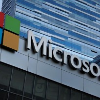 Microsoft вернулась на рынок смартфонов с Android-телефоном с двумя экранами (фото, видео)