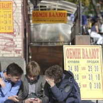 Гривня на межбанке возобновила рекордное укрепление