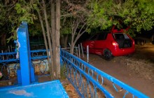 У Дніпрі Skoda влетіла у могилу (фото)