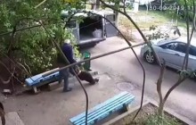 Встань і йди: у РФ лікарі швидкої викинули пацієнта з інсультом на найближчу лавочку (відео)