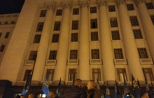 Біля Офісу президента палили фаєри та закликали створити "штаб спротиву капітуляції"