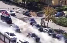 Дорога в окропі: комунальники усунуть аварію на київській вулиці протягом доби (фото, відео)