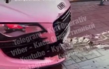 "Що ж, хлопці, в***лися ми": гламурна блогерша показала, як на спорткарі вилетіла на тротуар