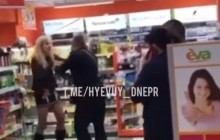 В Днепре полицейский ударил женщину по лицу (видео)
