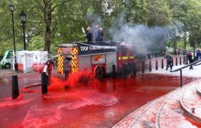 У Британії екоактивісти випустили з рук шланг, коли обливали "кров’ю" казначейство (фото)