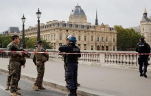 У Парижі чоловік влаштував різанину в поліцейському відділку (фото, відео)