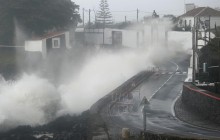 Шторм "Лоренцо" принес непогоду в Ирландию