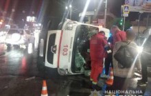 В Харькове "Nissan" не пропустил "скорую" и протаранил медиков, трое пострадавших (фото)