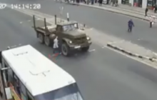 Збив і поїхав далі: у Житомирі дівчина потрапила під колеса вантажівки (відео)