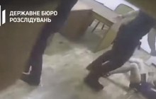 Появилось видео, как полицейские на Одесском ж/д вокзале жестоко избивают задержанных