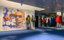 С серпом, молотом и ромашками: в Москве Путину посвятили целый магазин (фото)