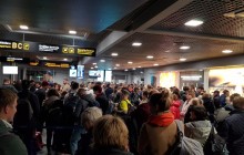 Самолет улетел полупустым: десятки украинцев застряли в аэропорту Риги