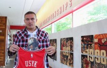 Дуель поглядів з биком і іменна футболка: Усик став гостем клубу НБА (фото, відео)