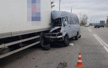 У Запоріжжі маршрутка врізалася у вантажівку: одна людина загинула, ще вісім постраждали (фото)