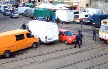 В Одесі пасажири трамваю розгойдали авто "героїні паркування" і розблокували колію (відео)