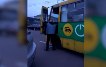 Помочився на власний автобус: київський маршрутник став "зіркою" Інтернету (відео)