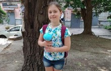До місця вбивства стягується все місто: у Росії вбивці 9-річної дівчинки загрожує самосуд (відео)
