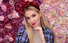 Повалили на підлогу та били ногами: в Росії блогерку побили в клубі за відмову знайомитися
