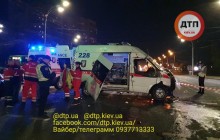 У Києві "швидка" зіткнулася з легковиком: двоє загиблих та п'ятеро постраждалих (відео)