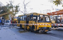 У Києві маршрутка з пасажирами знесла стовп, паралізувавши рух тролейбусів (фото, відео)