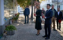 Зеленський разом з дружиною ушанували пам’ять загиблих захисників України (фото)