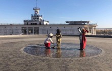В Киеве на Почтовой площади скульптуры детей одели в честь праздника (фото)
