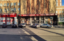 Журналіст опублікував показове фото з Донецька: у філармонії відкрили "Алкомаркет"