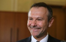 "Входит и выходит": в соцсетях смеются над решением Вакарчука сложить мандат (фото)