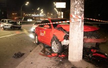 В Києві два таксі "не поділили" дорогу: від удару один автомобіль влетів у стовп (фото, відео)