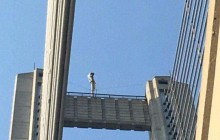 Поліцейські зняли з верхівки столичного Південного мосту малолітніх любителів селфі (фото)