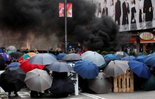 В Гонконге полиция разогнала демонстрантов слезоточивым газом и водометами с краской